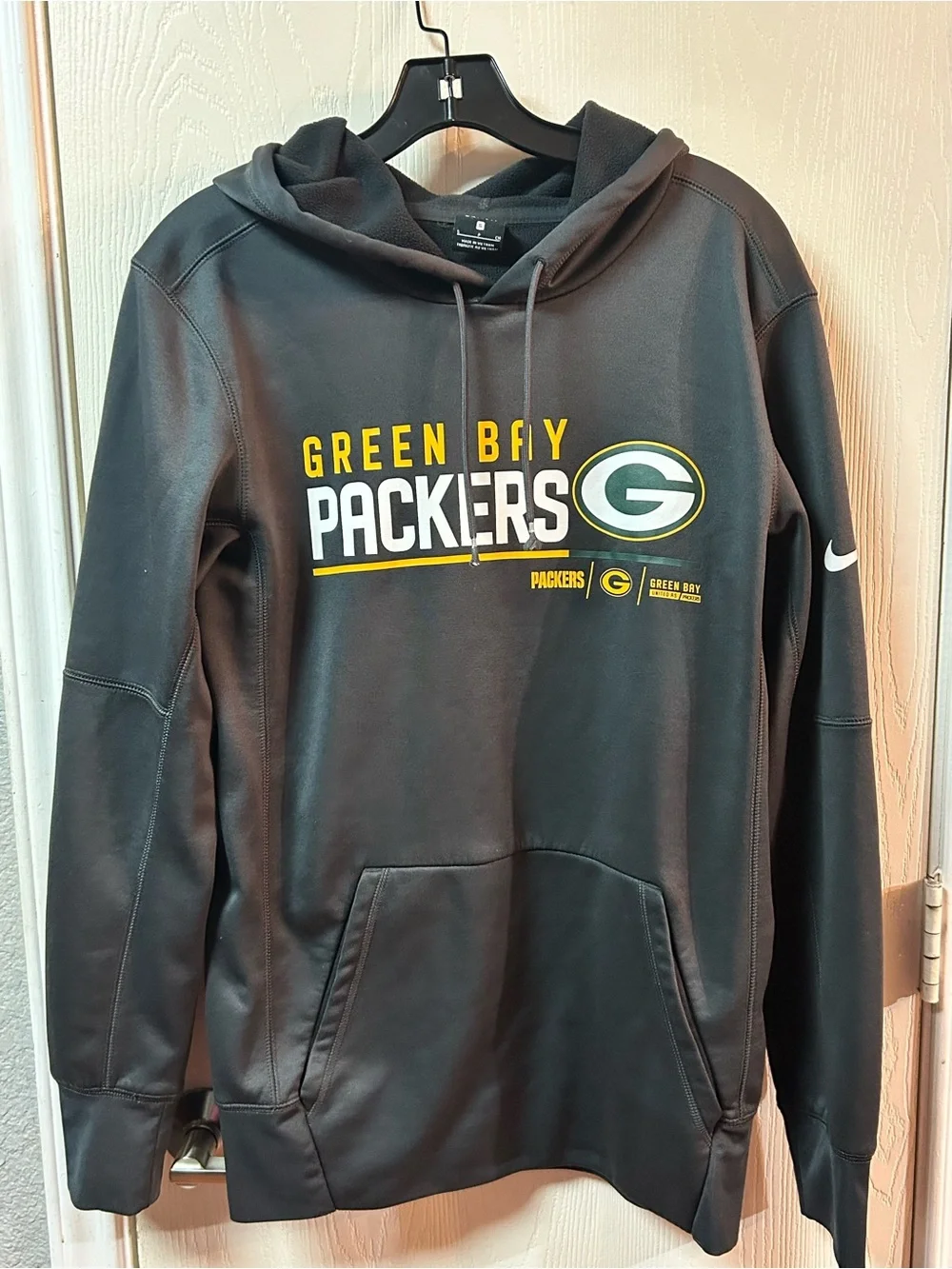 Nike Men’s Black Green Bay Packers Crewneck Hoodie with Yellow & White. SZ S